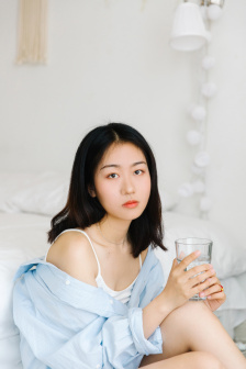 穿裙子坐他腿自由晃动什么情况